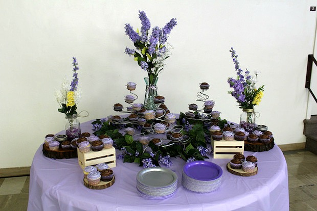 rustic wedding cupcake table