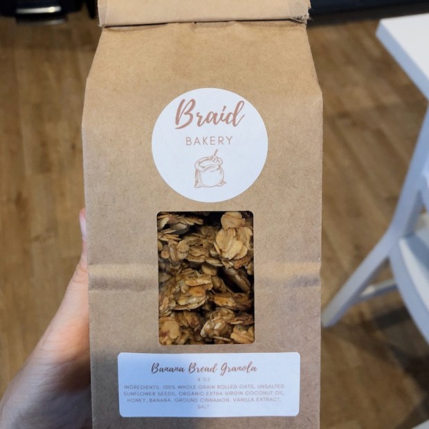 Banana bread granola