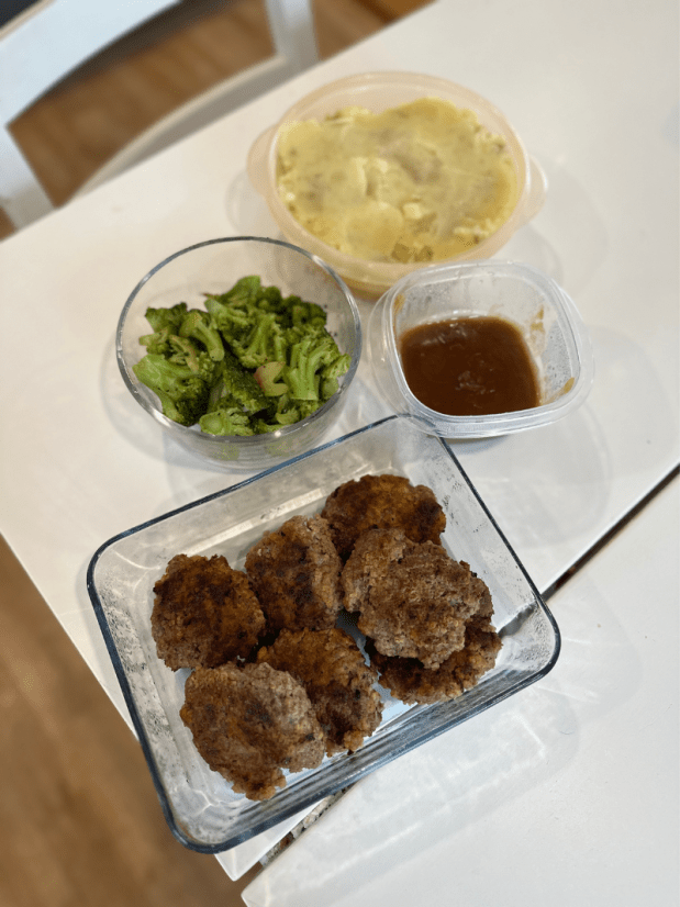 Salisbury steak with gravy, mashed potatoes, and broccoli 