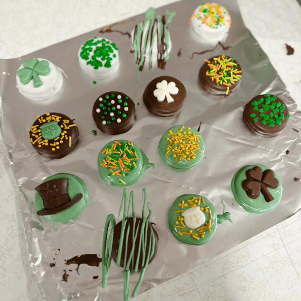 St. Patrick's Day Chocolate Covered Oreos from Etsy shop Braid Bakery