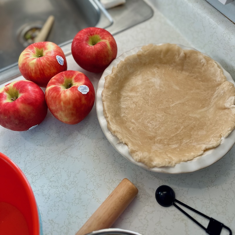 Apple pie crust and apples