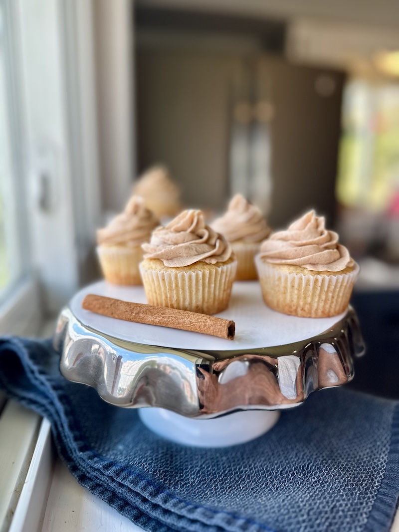 Honey cupcakes with cinnamon buttercream on cake stand