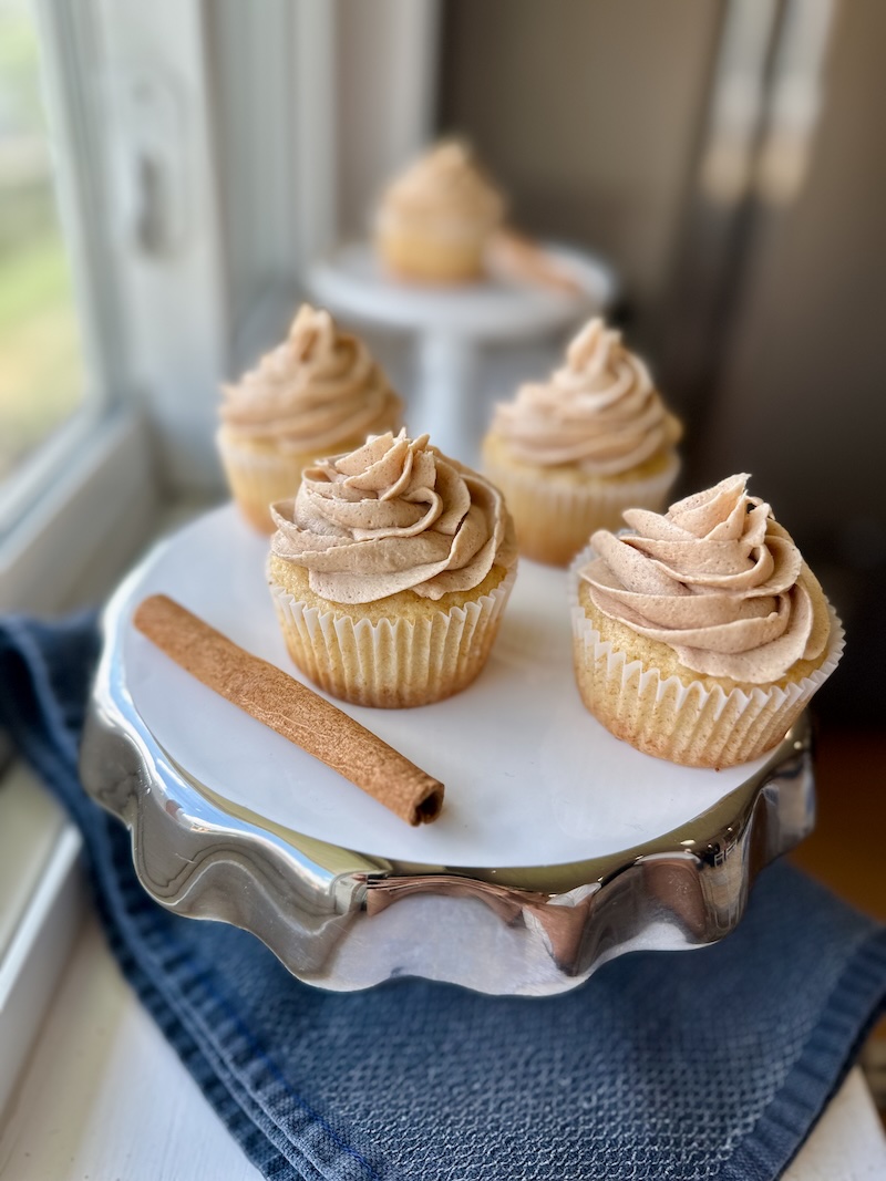Honey cupcakes with cinnamon buttercream on cake stand